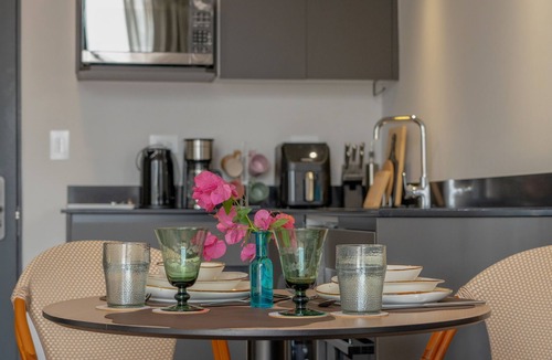 Rohrmoser Apartment | Volcano Sunrise 1009, new 1-bedroom apartment with rooftop pool & gym nr airport
