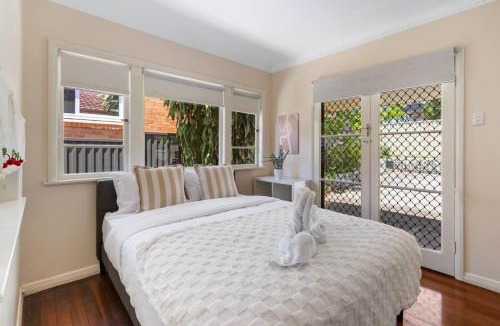 St. Lucia House | Warm and Cozy Retreat near shops and transport