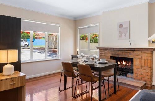 St. Lucia House | Warm and Cozy Retreat near shops and transport