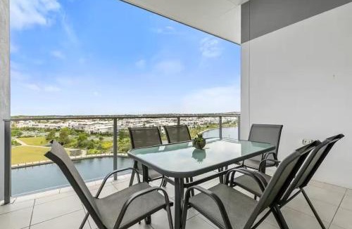 Birtinya Apartment | Water View 2BR Apt with Fast WiFi, Pool and Parking