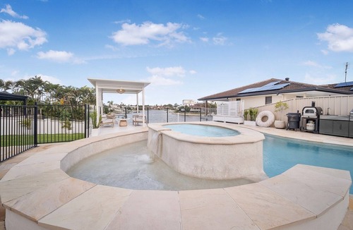 Mermaid Waters House | Waterfront Getaway 5Bs with 3 poolsHeated Spa ear Surf Paradise