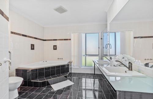 Helensvale Villa | Waterfront Home, Pool, Jetty, Helensvale