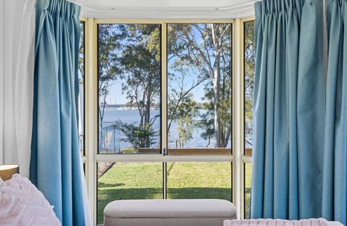 Brightwaters House | Waterfront Paradise Lodge Brightwaters