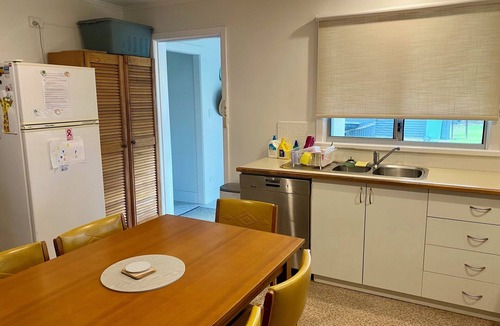 Lake Wangary House | Waterfront shack at peaceful Dutton Bay West, 5 mins to Farm Beach!