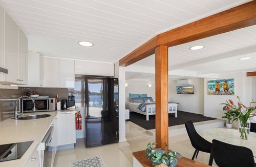 Blackwall Apartment | Waterfront Studio by HolidayCo.