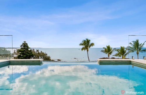 Cooee Bay House | Waters Edge On Wattle, Absolute Beachfront Luxury