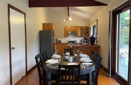 Leura Cottage | Wentworth Cottage - Peaceful Family Cottage in Leafy Leura, Close to Leura Mall