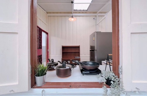 Bangkok Yai Hotel | White & Green Boutique Homestay