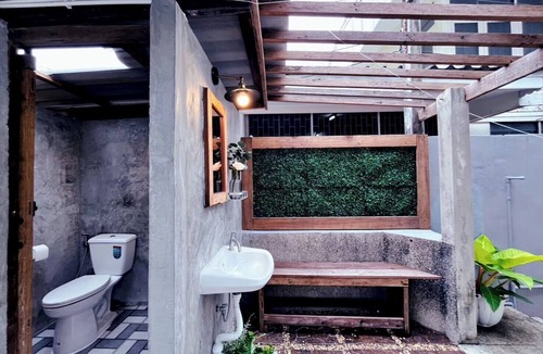 Bangkok Yai Hotel | White & Green Boutique Homestay