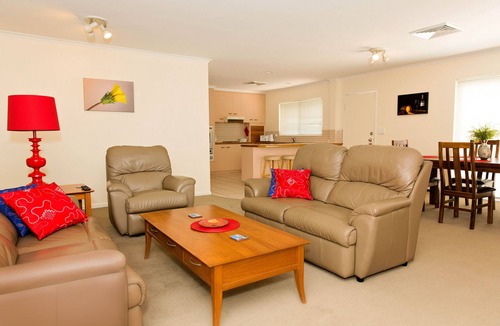 West Mackay Hotel | White Lace Motor Inn