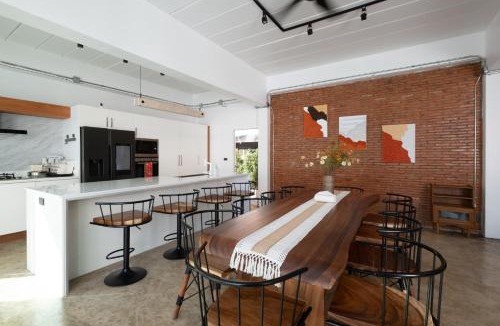 Sri Phum Villa | White Pool Villa Chiangmai