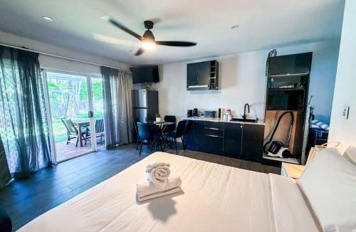 Dolphin Heads Apartment | WhitsunStays - The Black Pearl