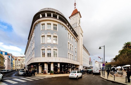 Sao Paulo Apartment | WHome Riverside Flat Steps from Lisbon Attractions