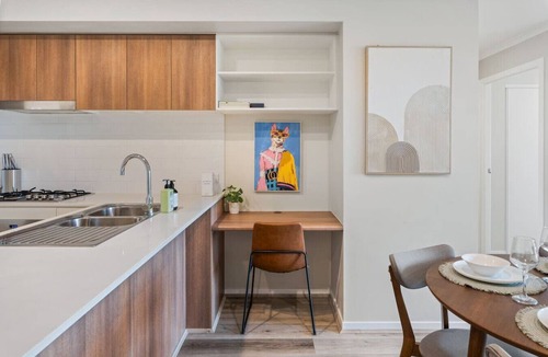 Coopers Plains Apartment | Workspace | Walk to Train & Shops | Free Carpark