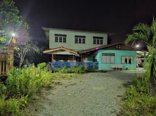 พลอย