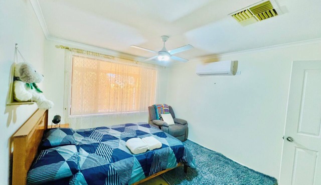 1 Bedroom with Queen Bed and Split AC for your Comfortable Stay in Wagga Wagga