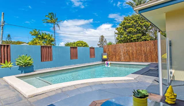10min walk to SLSC Beach, Pets, Pool table, Wifi, AC,~ Coolum Wave
