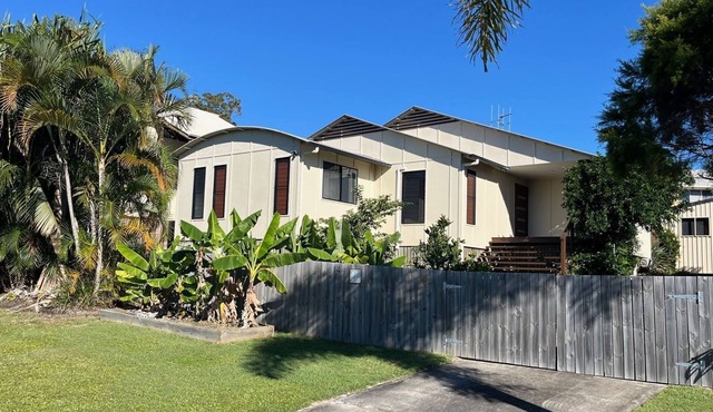 14 Manooka Drive - Rainbow Beach. Stylish beach house.