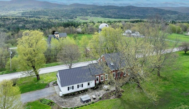 1847 Farmhouse Retreat: Hot Tub, AC, EV Charger + Mountain Views