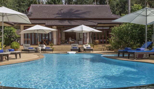 1BRM Beachfront Villa with pool & garden