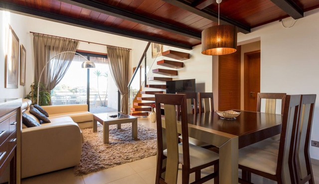 2/3 bedroom apartment with private hot tub and stunning sea view