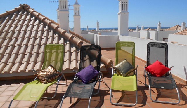 2 bedroom top floor apartment, swimming pool, Air-Con.