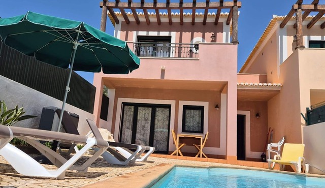 2 bedrooms, 3 bathrooms, AC, Wi Fi, private pool - walk to the beach!