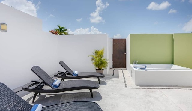 2BR Close Beach, Parking, Private Roof, Pool M303