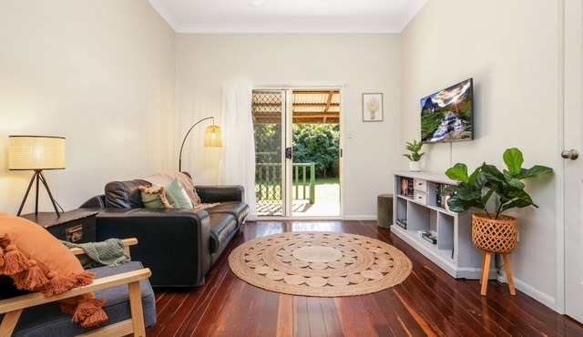 2BR Cottage on 1 Acre. Air Con & King Beds.