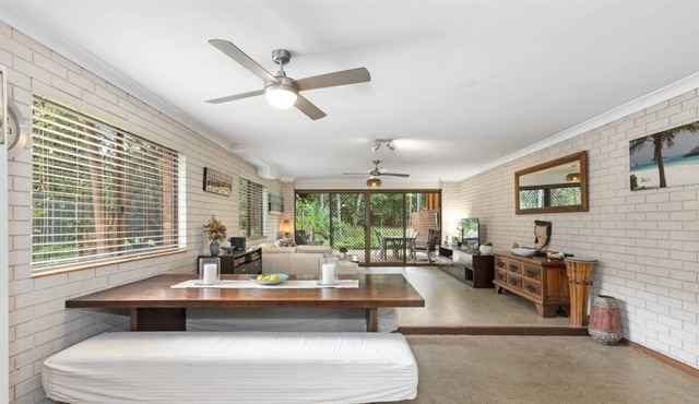 3 bedroom fully self-contained Villa is located in a quiet street at the northern end of Kingscliff.