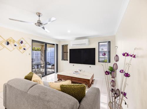 3 Mins to mall NEW Cozy 3 bed Home Easy access