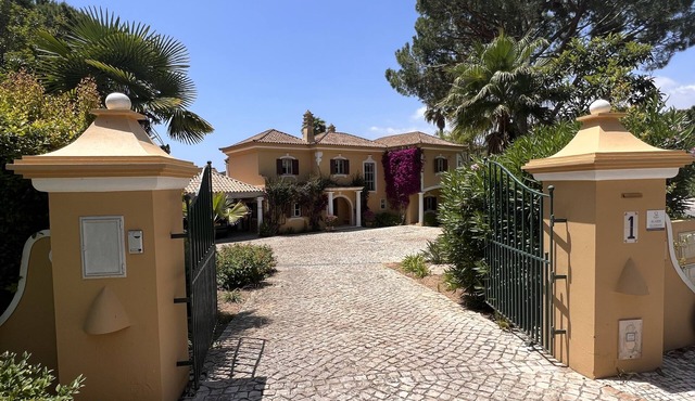 4 Bed Villa with Private Pool and outside BBQ