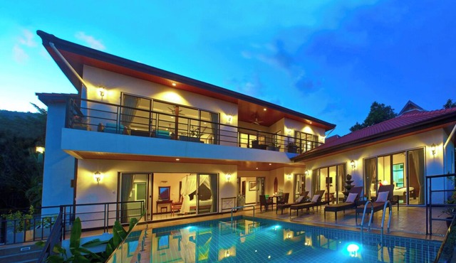 4 BEDROOM - STUNNING SEA VIEWS, MOUNTAIN VISTAS AND CLOSE TO OCEAN AND SHOPPING