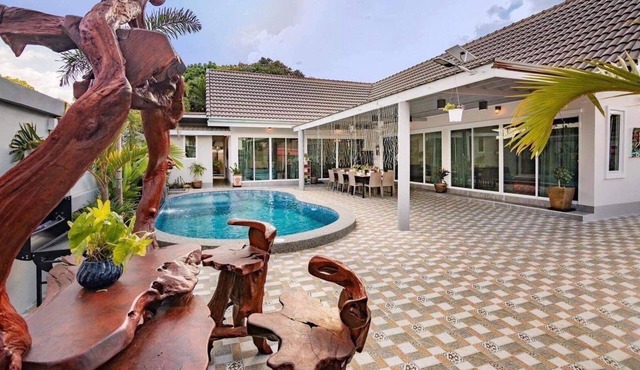 4-bedroom villa in fantastic Tambon Bang Sare with AC