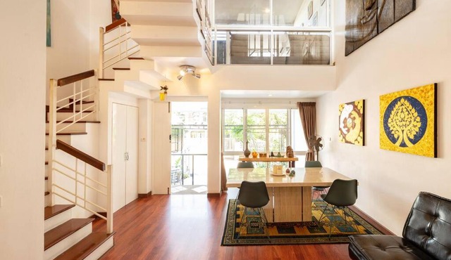 420 House- up to 10 guests in central Bangkok.