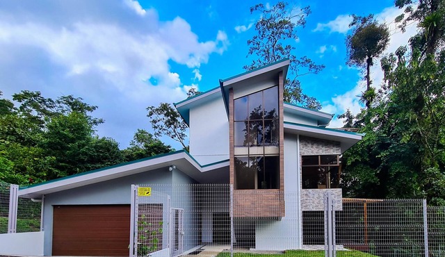 5 BR Rainforest Retreat 5 Minutes from Town!