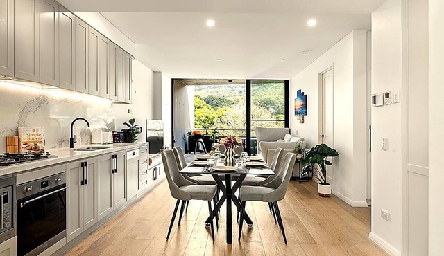 ⭐️5-Star Luxury 2BR Getaway Scenic Terrace & Views Walk to Train & Beach