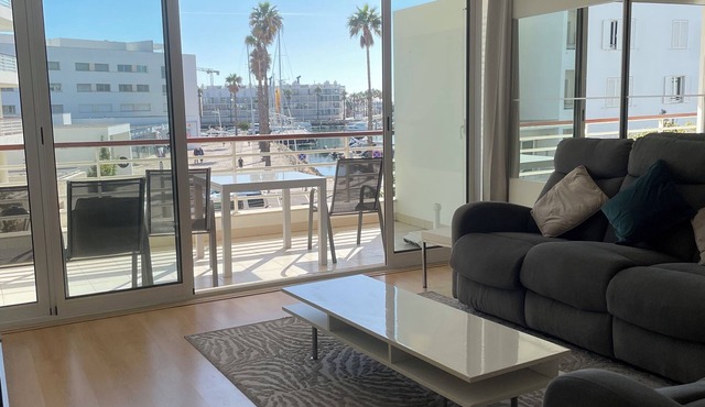 7 Degrees South, Luxurious 2 Bedroom Marina Water Side Apartment