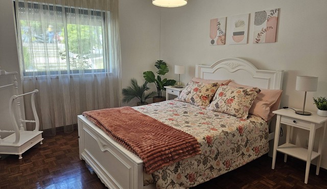 7km from the beach and 14km from downtown Lisbon. Cozy, family-friendly apartment!