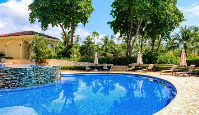 7th-floor apt with beach views, pool, BBQ area, gym, beach access, balcony, AC