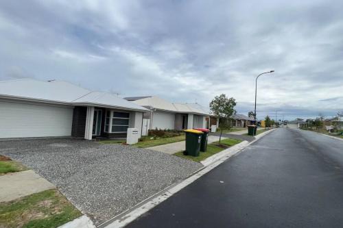 8 Bedrooms with 2 ensuites (4 Toilets together