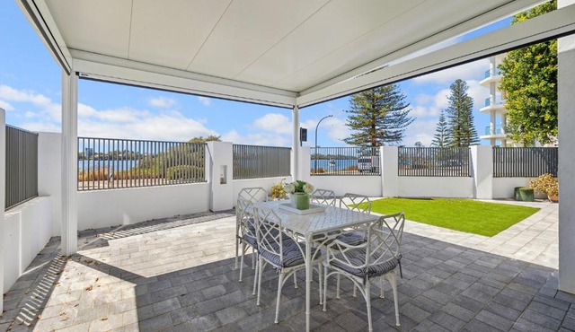 Absolute Riverfront Retreat Swan River Views