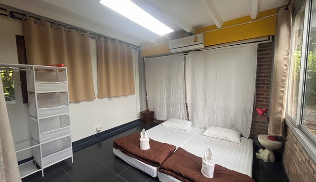 Adorable sunny bedroom with AC in Doi Suthep and nimmamhaemin neighborhood.