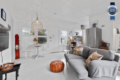 Adrift - Pet-friendly - 5 min Walk to Bay - Rustic Charm