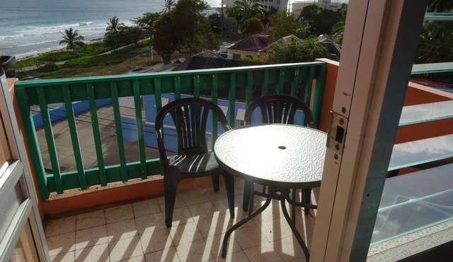Airy Hastings Apartment. Two Relaxing Seaview Balconies. Super secure.