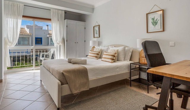Albufeira 3BR w/Pool & AC by LovelyStay