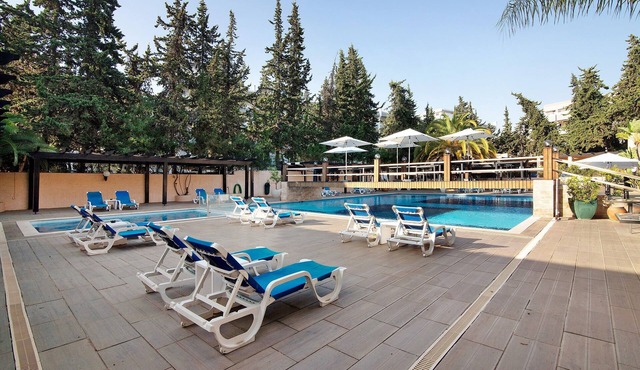 Apartment 'Apartamento Ivone' with Shared Pool, Wi-Fi and Air Conditioning