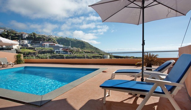Apartment 'Morning Glory 2 Bedroom' with Sea View, Shared Pool and Wi-Fi
