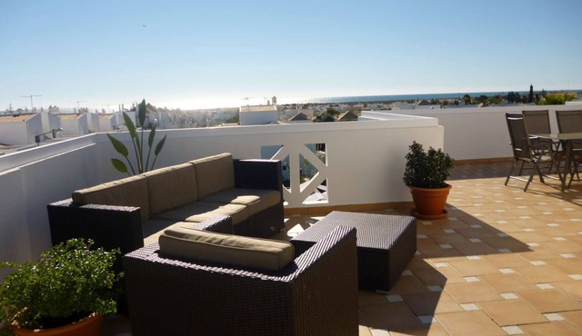 Apartment on top floor with view to the sea and swimmingpool, Algarve