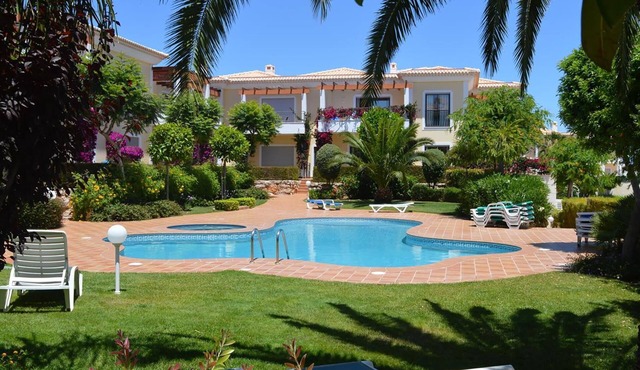 Apt. Jardim, with communal pool & private garden